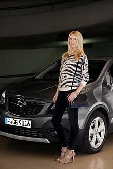 Claudia Schiffer fährt Opel: Fashion-Ikone und Top-Model wird Star der neuen Werbekampagne „It’s a German“